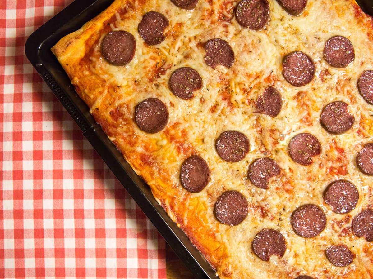Salami Pizza selbst gemacht Rezepte EinStückLand