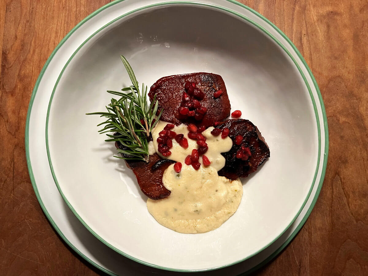 Hirschsteaks auf Marzipan-Rosmarin-Sauce | Rezepte | EinStückLand